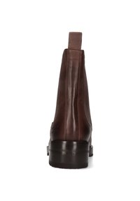Botas de tobillo de cuero marrón con un acabado suave, punta redondeada, tirador y un tacón bajo y apilado. Detalle de costura vertical sutil en los lados.