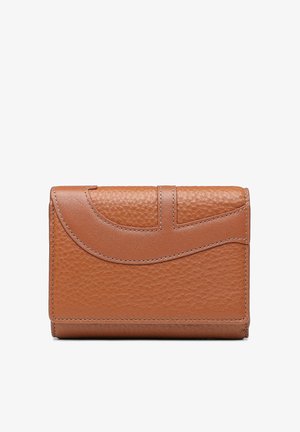Portefeuille en cuir marron avec surface texturée, détail de rabat arrondi et surpiqûres contrastées. Forme rectangulaire compacte avec design minimaliste.