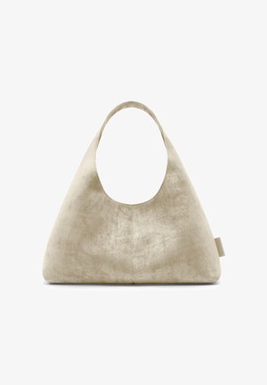 Sac hobo en daim beige avec une anse large et arquée et une surface lisse texturée. Présente une forme minimaliste sans quincaillerie visible.