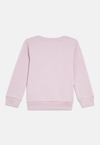 Jasnoróżowa bluza z długimi rękawami, okrągłym dekoltem oraz ściągaczami na mankietach i dole. Gładka tkanina, jednolity wzór bez nadruków ani ozdób.