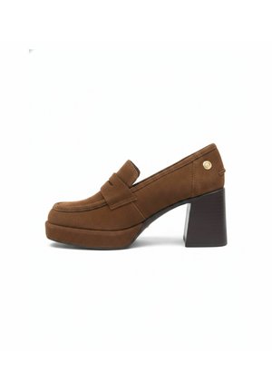 Mocassino da donna in suede marrone con plateau, tacco a blocco e dettaglio di cinturino decorativo, mostrato di lato su sfondo bianco.