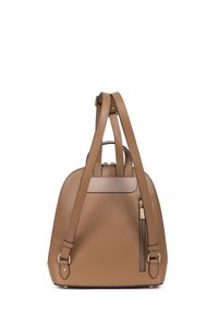 Zaino in pelle marrone con texture, dotato di doppie cinghie, tasca con zip e hardware in tonalità oro. Forma arrotondata e design minimalista.