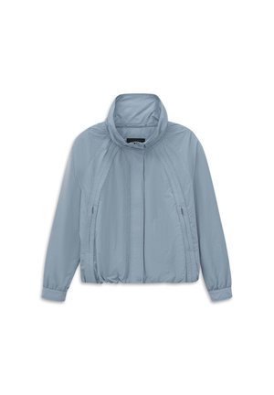 Hellblaue Langarmjacke mit Stehkragen, vorne mit Reißverschluss, der durch eine Blende verdeckt wird, elastischem Bund und seitlichen Reißverschlusstaschen.
