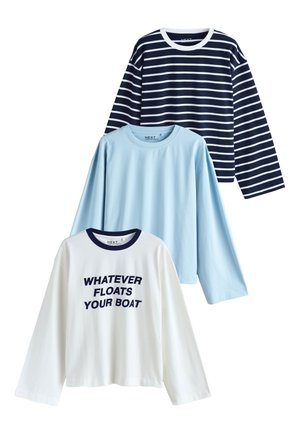 Trei tricouri cu mânecă lungă și guler rotund: bleumarin cu dungi albe, uni albastru deschis, alb cu text bleumarin „WHATEVER FLOATS YOUR BOAT.”