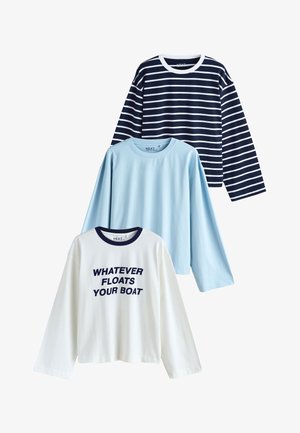 Trei tricouri cu mânecă lungă și guler rotund: bleumarin cu dungi albe, uni albastru deschis, alb cu text bleumarin „WHATEVER FLOATS YOUR BOAT.”