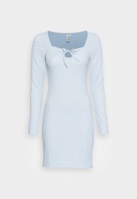 Vestido azul claro de mangas compridas com uma silhueta ajustada, decote quadrado e detalhe de laço na frente. Tecido texturizado com padrão em ribana.