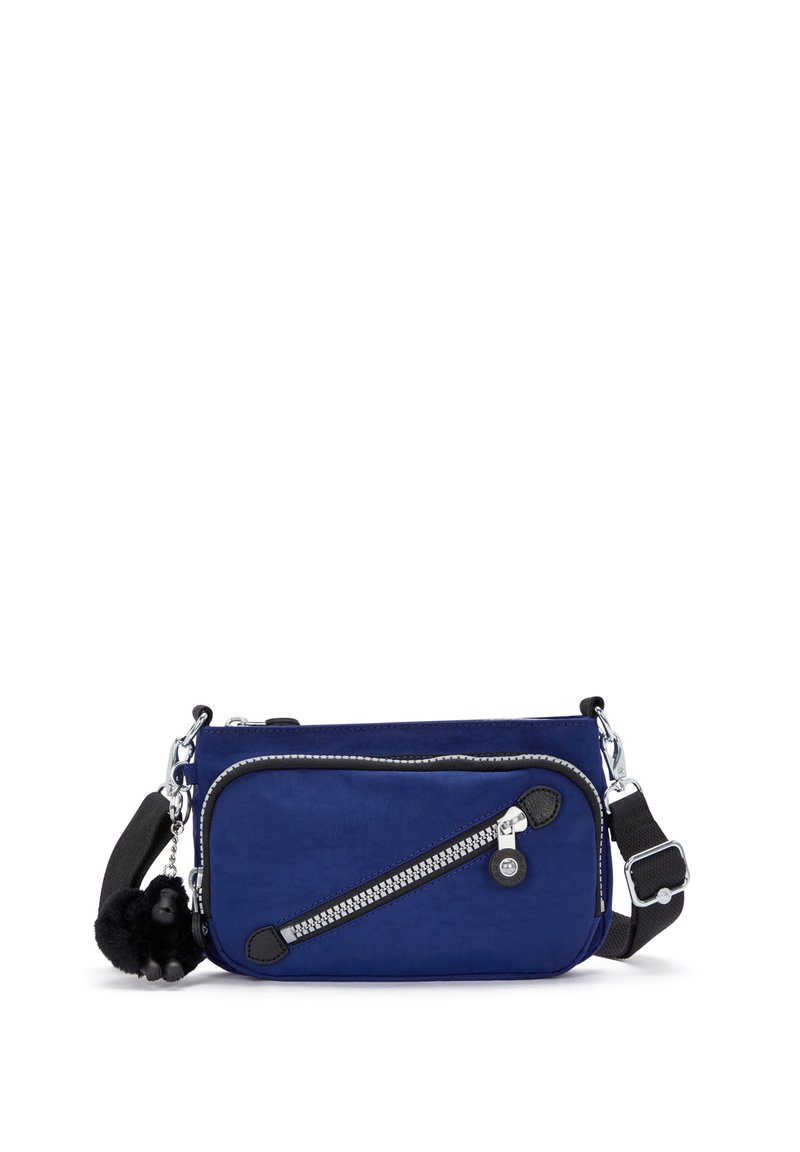 Blå tygcrossbody-väska med en zippered ficka, silverfärgad hårdvara, en avtagbar svart pom-pom charm och en justerbar rem.