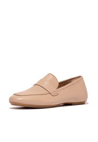 Beige Leder Slipper mit runder Zehenform, ausgestattet mit einem dekorativen Riemen und dezenten Steppnähten an der Seite. Flache Sohle.