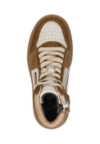 Bruine suède hoge sneaker met witte stoffen accenten, ronde neus, geperforeerde bovenkant, beige veters, zijrits en ronde logo-detail aan de binnenkant.