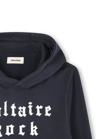 Sweat à capuche bleu marine avec un grand texte imprimé en blanc qui dit "Voltaire Rock". Il possède une capuche avec cordon de serrage et une texture de tissu douce.