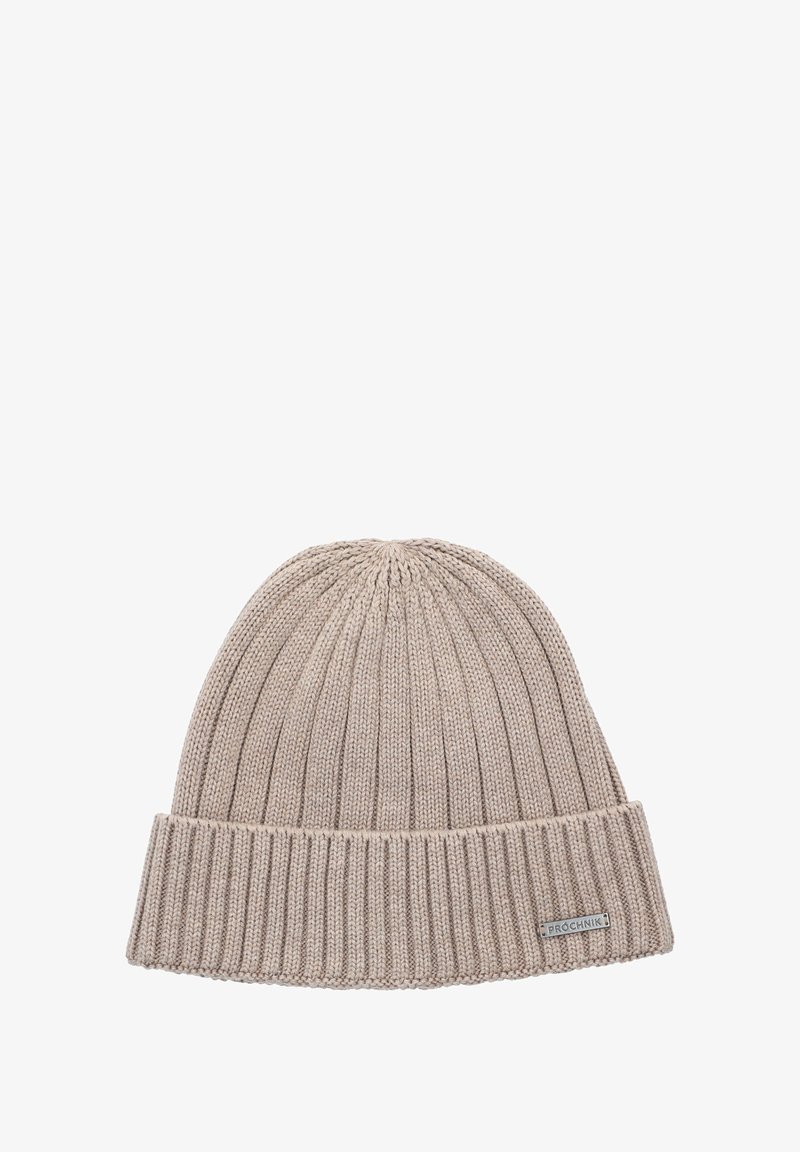 Wydziergana beżowa czapka z prążkowanym wzorem i podwiniętym mankietem. Posiada małą szaro-skalową metkę z boku. Miękka tkanina o dopasowanym kroju.