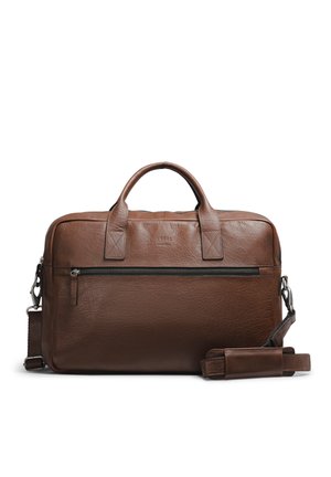 Mallette en cuir marron avec une finition texturée, deux poignées supérieures, une bandoulière amovible et une poche zippée à l'avant.