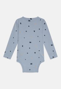Ljusblå långärmad bodysuit i mjuk bomull med ett abstrakt mönster av svarta och beige geometriska former.