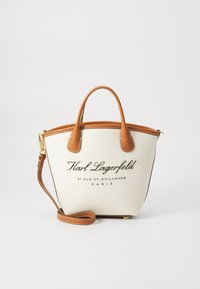 Cremefarbene Canvas-Handtasche mit braunen Ledergriffen und -riemen, auf der Vorderseite mit "Karl Lagerfeld 21 Rue St-Guillaume Paris" bedruckt.