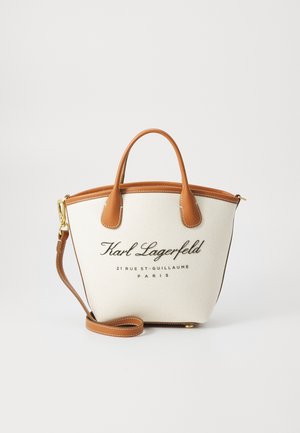 Cremefarvet lærreds handbag med brune læderhåndtag og rem, med teksten "Karl Lagerfeld 21 Rue St-Guillaume Paris" printet på forsiden.