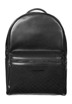 Schwarzer Leder-Rucksack mit vorderer Reißverschlusstasche mit strukturiertem Muster und einem oberen Tragegriff.