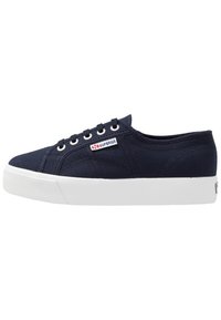 Nízké tenisky z námořnického plátna s bílou gumovou podrážkou, šněrováním v přední části a logem Superga na boku.