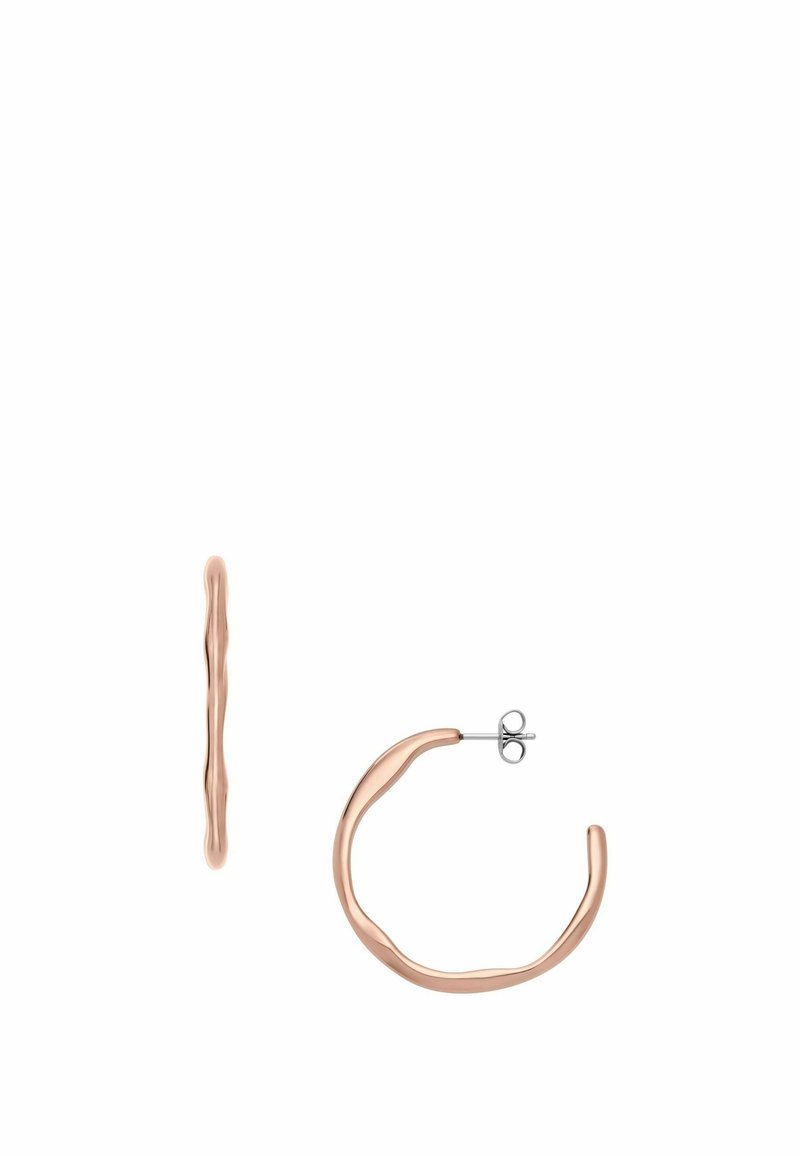 Örhängen i roséguld med en vågig, texturerad design. Örhängena är öppna i ändarna och har en liten stift för säker fäste.