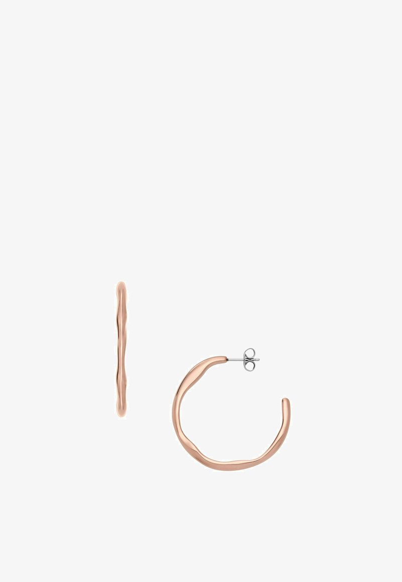 Örhängen i roséguld med en vågig, texturerad design. Örhängena är öppna i ändarna och har en liten stift för säker fäste.