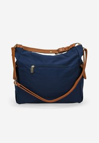 Bolso de hombro de tela azul marino con correa de cuero marrón, que cuenta con un bolsillo frontal con cremallera y un diseño espacioso para un uso versátil.