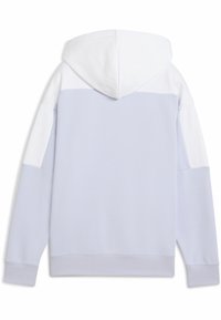 Lichtblauwe hoodie met witte accenten. Heeft een zachte stof, lange mouwen en een grote capuchon aan de achterkant. Geen details aan de voorkant.