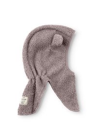 Chapeau en polaire marron clair avec un sommet arrondi, des rabats d'oreilles et un petit pompon. Présente une surface texturée et une étiquette en tissu sur le côté.