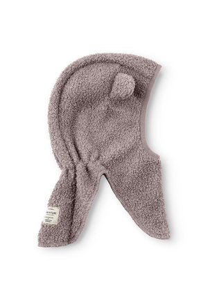 Lysbrun fleece-hat med rund top, øreflapper og en lille pom-pom. Har en tekstureret overflade og et stofmærke på siden.