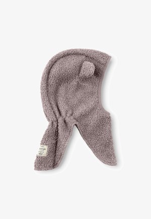 Cappello in pile marrone chiaro con cima arrotondata, orecchie e una piccola pom-pom. Presenta una superficie testurizzata e un'etichetta in tessuto sul lato.