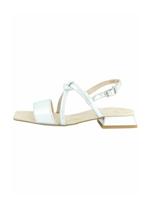 Sandales à talons métalliques blanches avec un bout carré, dotées d'un design à lanières et d'un petit talon bloc pour plus de stabilité.