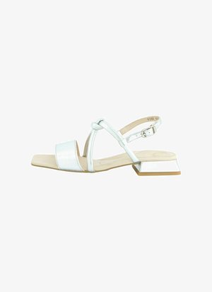 Weiße metallische Sandalen mit Absatz und quadratischer Zehenpartie, mit einem Riemendesign und einem leichten Blockabsatz für Stabilität.