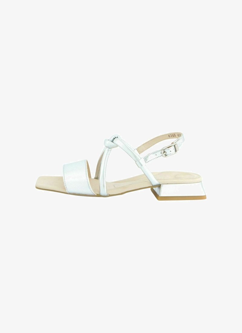 Weiße metallische Sandalen mit Absatz und quadratischer Zehenpartie, mit einem Riemendesign und einem leichten Blockabsatz für Stabilität.