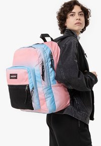 Eastpak PINNACLE - Reppu - spark grade summer
