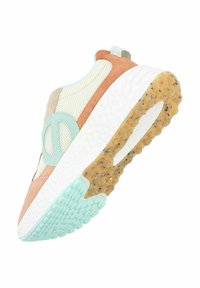Sneaker con tomaia in mesh di colore bianco sporco, pesco e menta, caratterizzato da una suola testurizzata con accenti in gomma maculata e un anello sul tallone.