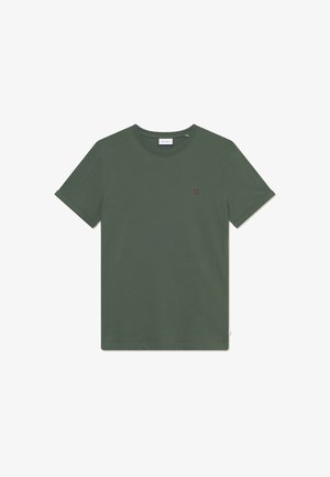T-shirt en coton vert olive avec des manches courtes, un col rond et un petit logo rouge sur la poitrine. Texture lisse.