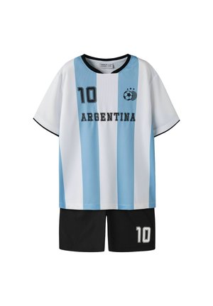 Argentínsky futbalový dres s svetlomodrými a bielymi vertikálnymi pruhmi s číslom 10 a čierne šortky s číslom 10.