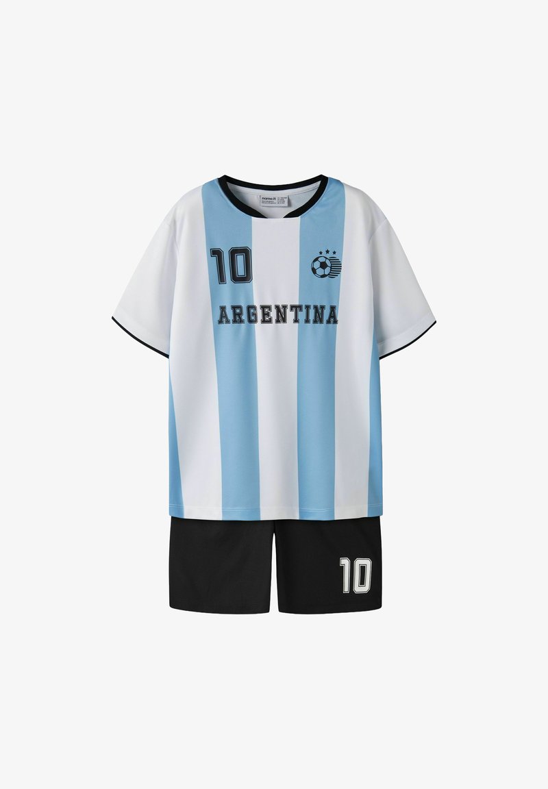 Tenue de football argentine avec un maillot à rayures verticales bleu clair et blanc numéroté 10 et un short noir avec le numéro 10.