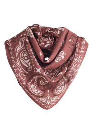 Foulard bandana rouge à motif cachemire avec des détails décoratifs blancs, plié en forme triangulaire sur un fond blanc.
