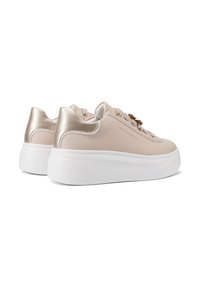 Sneaker sintetiche beige con dettagli metallici sul tallone e suole in piattaforma bianche. Presentano un design con lacci e hardware decorativo nella parte anteriore.