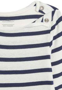 Camiseta de manga larga a rayas blancas y marinas, hecha de una tela suave, con botones a presión en el hombro para facilitar la vestimenta y la comodidad.