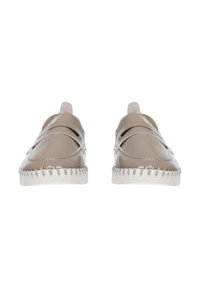 Beige Slipper mit glänzender Oberfläche, ausgestattet mit Ausschnitten, elastischen Akzenten und einer strukturierten weißen Gummisohle.