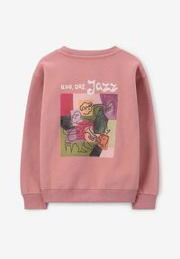 Roze sweatshirt met lange mouwen. De achterkant toont een kleurrijk, abstract ontwerp van muzikanten en instrumenten met de tekst "UNO, DOS, JAZZ."
