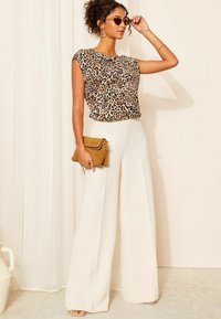Friends Like These PRINTED SHORTS SLEEVE CREW NECK - REGULAR FIT - Marškinėliai su spaudiniu - brown animal
