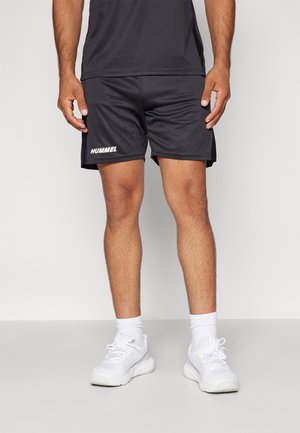 Schwarze Sportshorts mit dem "HUMMEL"-Logo in Weiß am linken Bein, aus glattem, leichtem Material mit einem elastischen Bund.