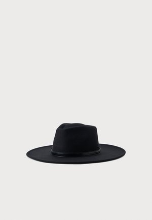 Zwarte vilten hoed met brede rand, een licht afgeronde kroon en een dunne leren band rond de basis. Gladde textuur, minimalistisch ontwerp.