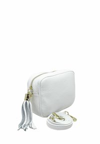 Borsa a tracolla in pelle bianca con zip dorata, dettaglio a frange e tracolla rimovibile. Superficie texture e forma rettangolare.