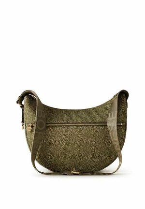 Sac à bandoulière en forme de croissant texturé vert olive avec fermeture éclair frontale et sangle ajustable avec nom de marque embossé.