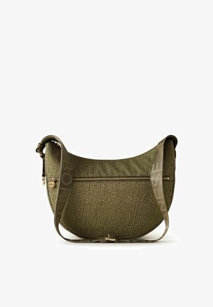 Borsa a tracolla a mezzaluna verde oliva con texture, con cerniera frontale e tracolla regolabile con nome del marchio in rilievo.