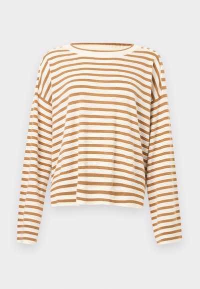 Bézs és fehér vízszintes csíkos hosszú ujjú pulóver kerek nyakkivágással és laza szabással.