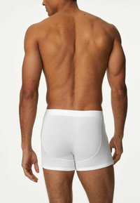 Weiße Baumwollboxershorts mit enganliegendem Sitz, ausgestattet mit einem weichen elastischen Bund und nahtloser Verarbeitung. Keine auffälligen Muster oder Akzente.