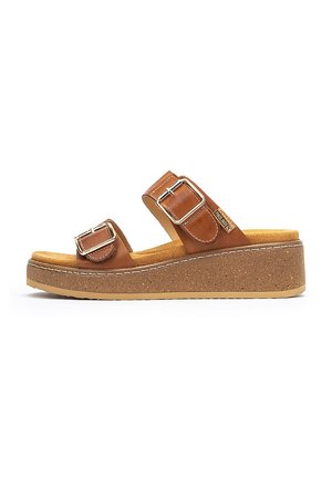 Sandalias de cuña de cuero marrón con dos correas ajustables, hebillas plateadas y una plataforma de corcho texturizada. Forro interior suave visible.